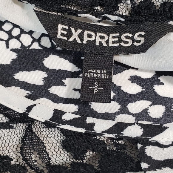 Express Black & White Sleeveless Blouse - Picture 5 of 5